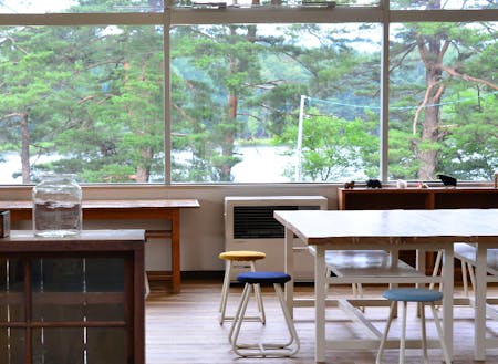 小学校家具に囲まれ懐かしい雰囲気で湖を眺められるカフェ