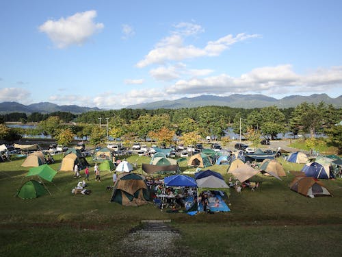 湖畔周辺にある「オートキャンプ場」