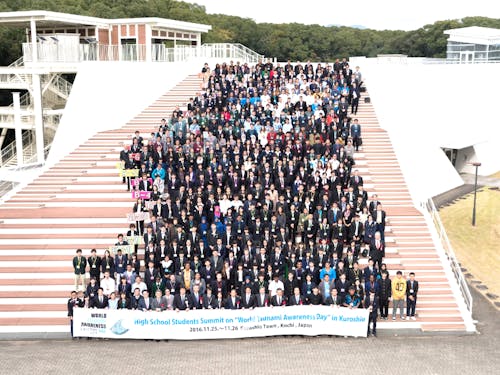 世界の高校生が集まるサミットで議長校として進行。