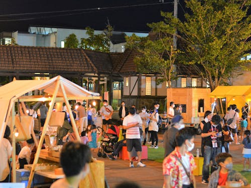 演劇祭期間中に開催されたナイトマーケット。地域の食文化や魅力的な生産者と触れ合える機会に