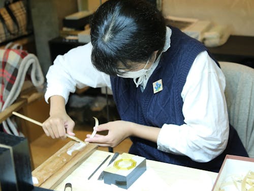 田口さん日々修行中!麦わらを貼るノリにはお米を使用しています(豊岡市継業バンクより転載)