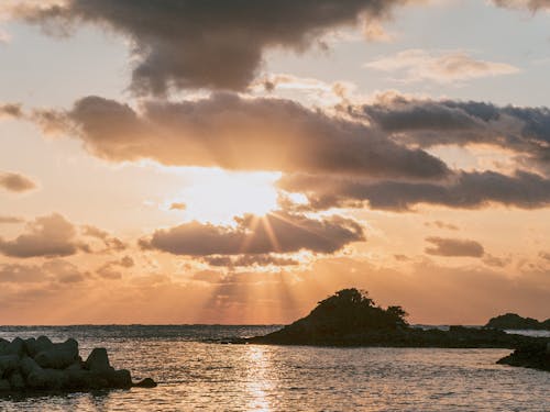目の前が海なので、波の音が聴こえます。朝、太陽が水平線から昇る様子を臨むとそれだけで1日気持ちよく過ごせますよ!