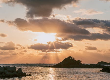 目の前が海なので、波の音が聴こえます。朝、太陽が水平線から昇る様子を臨むとそれだけで1日気持ちよく過ごせますよ!