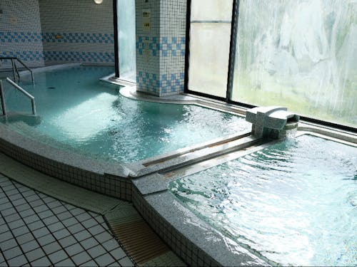 明るく開放的で、森が見渡せる温泉ホテルが勤務場所