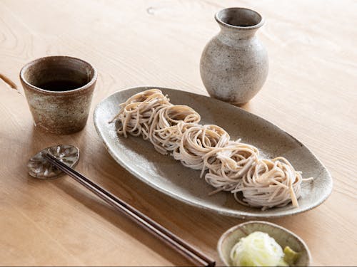 地元陶芸家と開発したそば猪口3点セットと特産品の「誉そば」