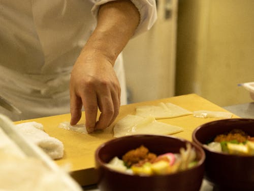 近隣市町村の海産物を仕入れて海鮮丼をメニュー化(季節限定)