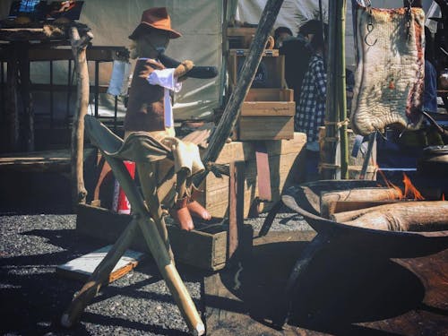 ハンマーズ特製ハンティングチェア。焚き火の横にあるとなんともワイルドな見た目が魅力。当日はアイヌ刺繍を入れることも可能かもしれない。