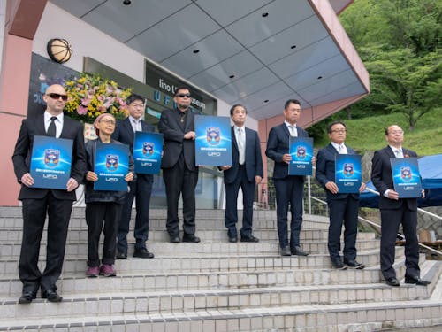 UFO研究所の開所式では月間ムー編集長の三上氏(左から4番目)も駆けつけた。