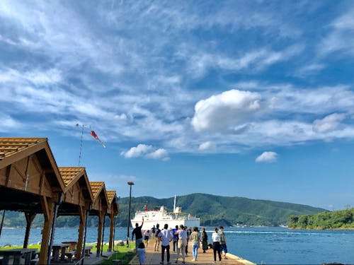 一期一会のたくさんの出会いがある島。フェリーが見えなくなるまでフェリーを追いかけ、姿が見えなくなるまでの手を振るのが島の見送り文化です。