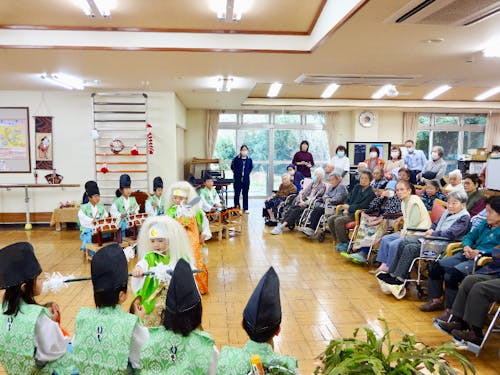 島の伝統文化である神楽を披露する保育園の子どもたち。