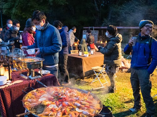 焚き火を囲みながら伊那で活躍するキーパーソンとの交流会