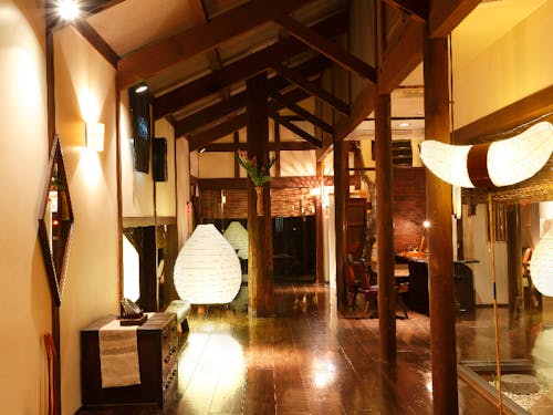 懐かしい趣と温かみを感じる、本館「島宿真里」の玄関ロビー