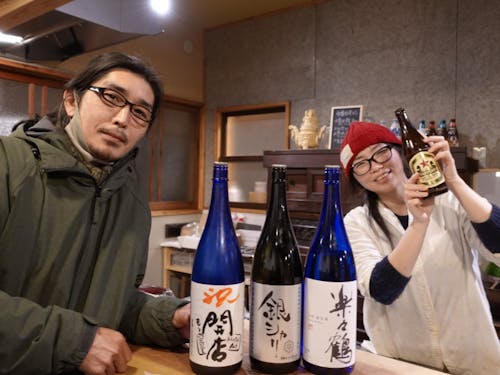 協力隊として3年活動後、パートナーと一緒にゲストハウス「Hostel Act」を開業された岡田さん(写真左)