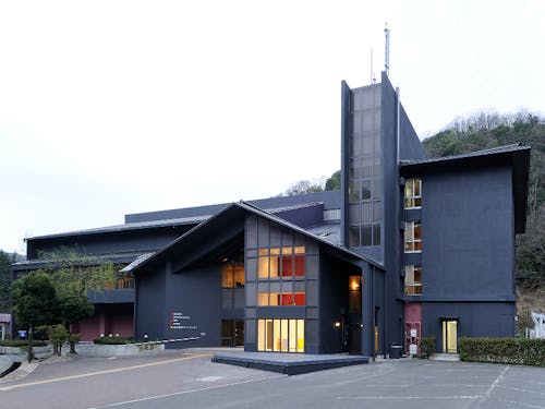 アーティスト・イン・レジデンスの拠点「城崎国際アートセンター」には世界中からアーティストが訪れ、まちと交流します (c)Madoka Nishiyama