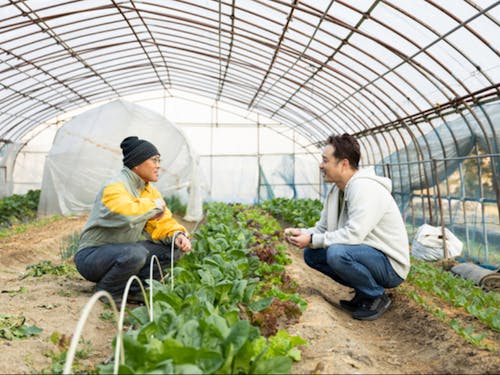 いつも美味しい野菜を作ってくれる農家さんと、レストラン監修の岩澤さん。