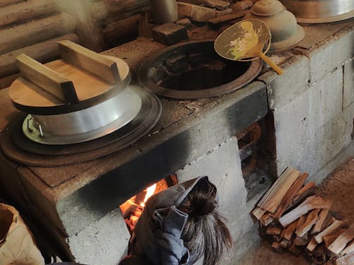 かまどで炊飯