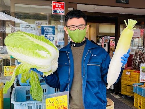 今回のイベントを企画した龍です！道の駅たまがわ名物どでか野菜とパシャリ！