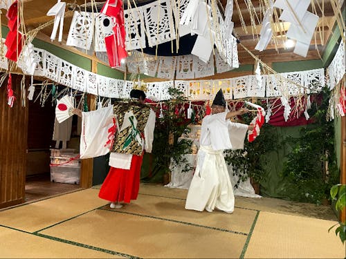 高千穂に暮らす住民として地域の夜神楽などの伝統芸能に参加