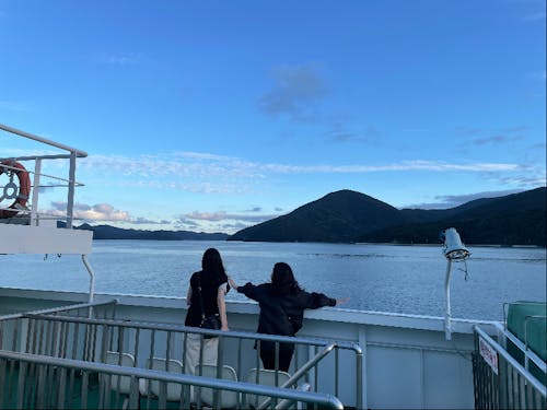 お隣の島へお出かけ。ご希望があればスタッフが車でガイドもいたします