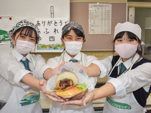 生徒が発案した「海星バーガー」は、「第10回うまいもん甲子園」で準優勝に輝きました