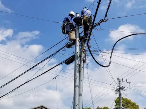 電気通信工事で柱上での作業の様子