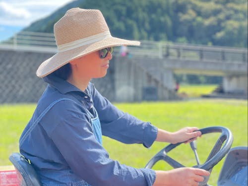 自在にトラクターを操る妻の勇姿 w