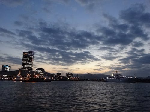 女木島からすぐの高松港