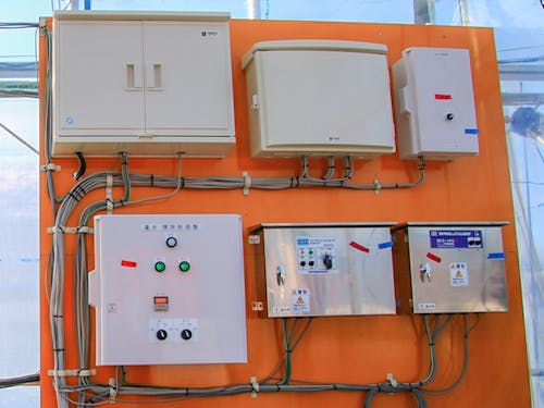 ハウス内には栽培管理のための装置がたくさんあります。