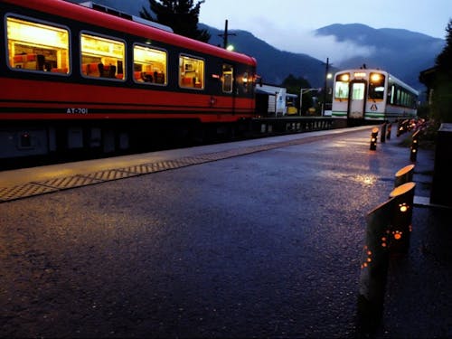 芦ノ牧温泉駅での竹灯籠ライトアップイベントの様子