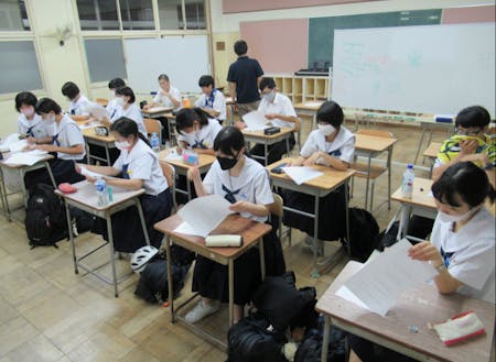 大学入試形態として増加傾向にある、総合型選抜(旧AO入試)に向けた講師のレクチャー。ゆめしま未来塾では、志望理由書の作成や面接練習も手厚くサポートします。