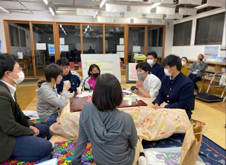 塾講師が企画した、選挙権を持つ塾生対象の座談会。近隣の高等専門学校の生徒や、弓削高校の先生、地元の方にも参加していただき、高い関心が集まりました。