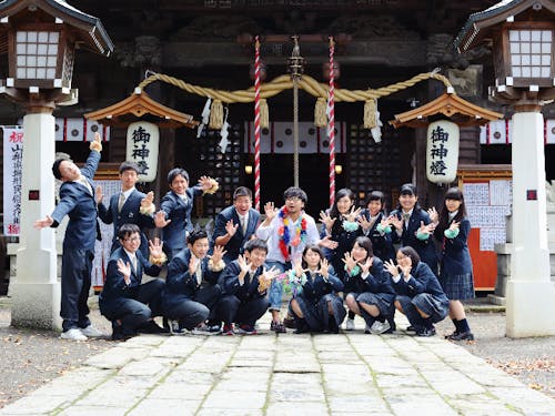 かえる舎 < かえる組一期生と活動後の集合写真 >