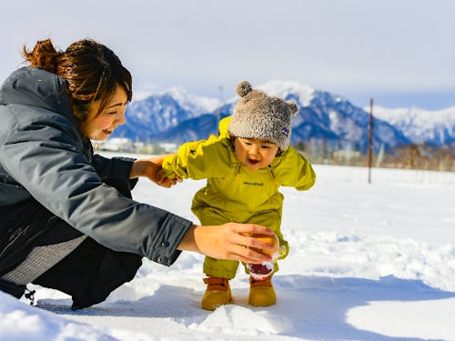 雪で遊ぶ子どもの様子