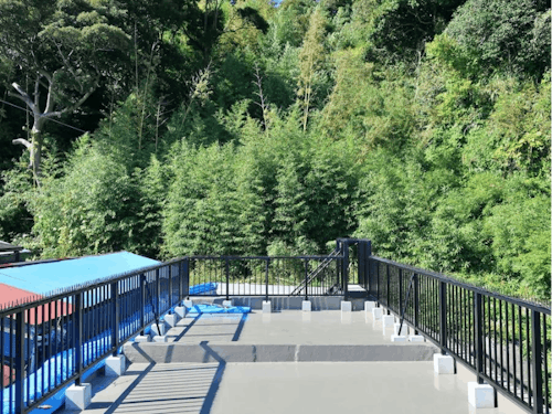 屋上にて海に背を向けてみるとこの緑！