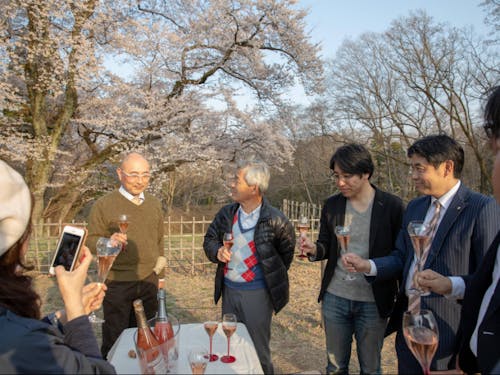 桜の下でロゼワインの花見を実施。日常を楽しむ仕掛けづくりもしています。人柄にも遊びにも漂う品の良さが寄居町の魅力の1つです。