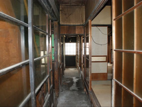 多くの部屋があり、壁等を解体すると広い空間が確保できそうです。