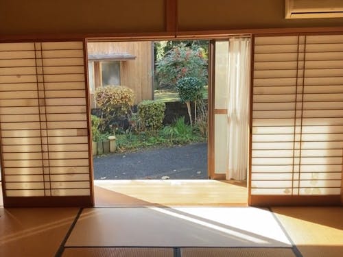 南からの日差しが期待でき、部屋からお庭を見ることができます。