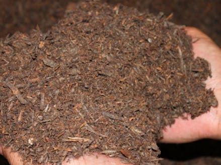 草木類約80％、豚ぷん約20％を原材料として6か月発酵させた「うすき夢堆肥」