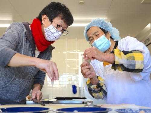 漁協女性部のベテランお母さんに、魚のさばき方を教わってます