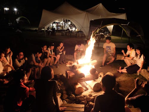 時にはゲストの皆様とキャンプファイヤーを囲んだりもします