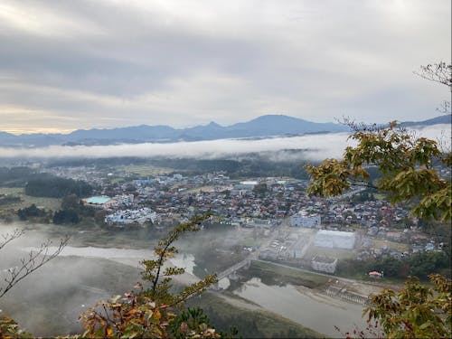 麒麟山山頂から雲海が晴れた後に見えた高校