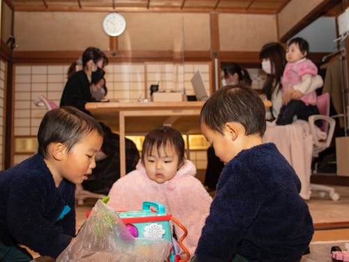 子供たちの近くでお仕事中のママ