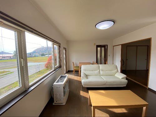 ヤルヴィの内観。家具等、一式そろっています。