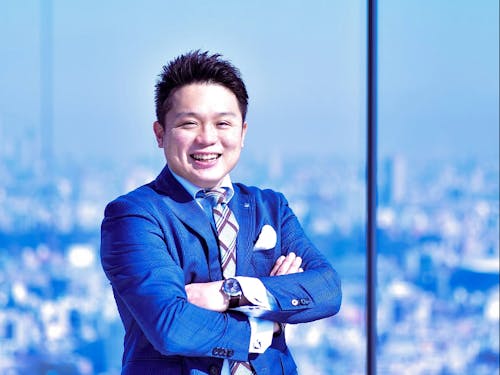 株式会社Comternalの田中さん。自身の会社の他に、「NoCode Japan」の営業推進責任者も務めており、山口にいながら全国の顧客・スタッフと仕事を進めている。