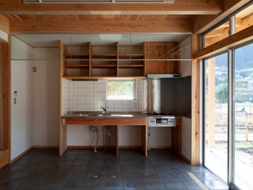 南側の庭に面した土間のようなリビング・ダイニング。屋外につながって、家族の中心の場となる空間です。