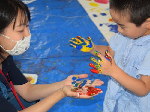 上手や下手ではなく、 その子の表現を見つめるアトリエリスタ