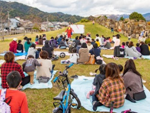 海を望み広々とした天然芝のある公園「阿蘇シーサイドパーク」です。