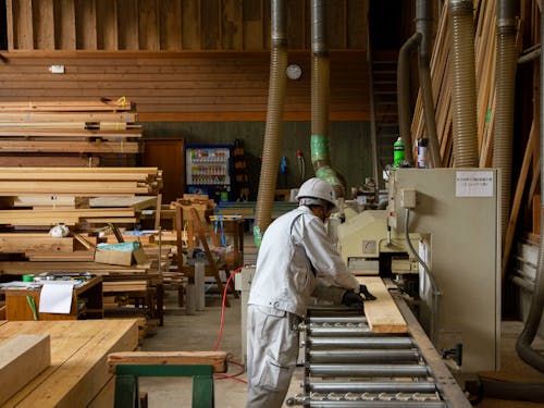 木材の製材している風景