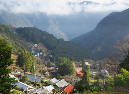 山間にある集落の風景