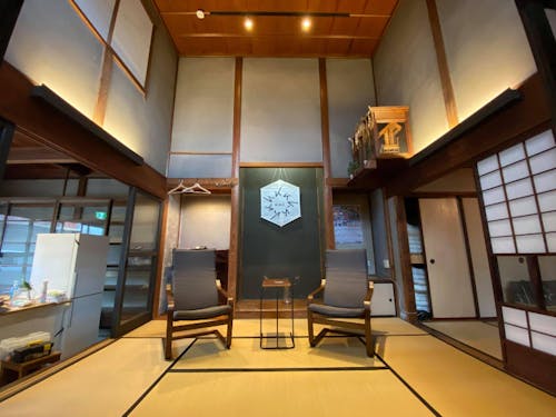 吹き抜けからの日の光が差し込む和室で、作業やお仕事に集中できます。